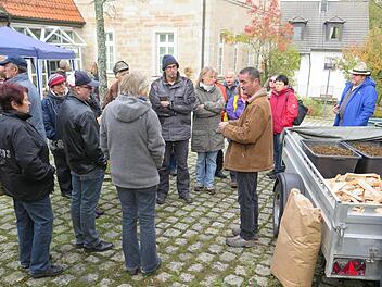 Auf großes Interesse stieß das Seminar im Oberschleichacher Umweltbildungszentrum zum Thema Terra Preta mit Sitki Kurhan (rechts), der alle Schritte zur Herstellung dieser dauerhaft fruchtbaren Erde erläuterte. Fotos: Sabine Weinbeer