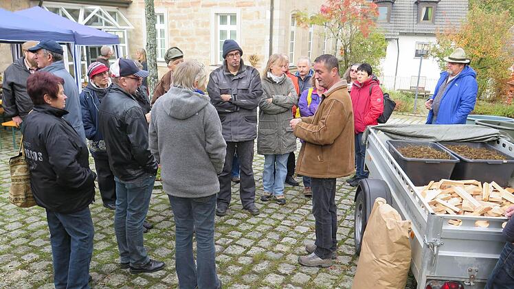 Auf großes Interesse stieß das Seminar im Oberschleichacher Umweltbildungszentrum zum Thema Terra Preta mit Sitki Kurhan (rechts), der alle Schritte zur Herstellung dieser dauerhaft fruchtbaren Erde erläuterte. Fotos: Sabine Weinbeer