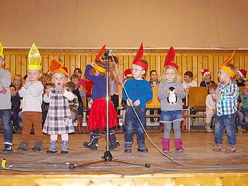Die Kindergartenkinder erfreuten mit einem weihnachtlichen Bühnenprogramm. Foto: Heike Schülein