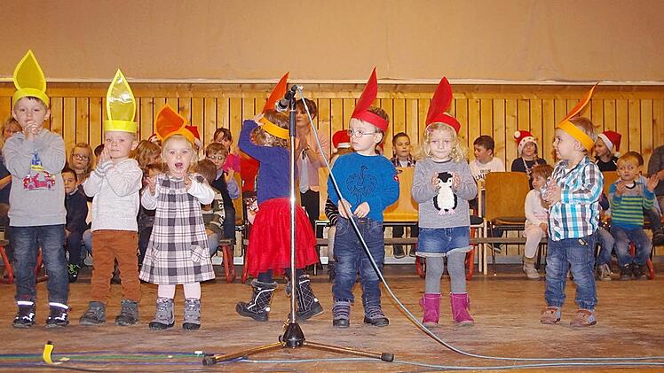 Die Kindergartenkinder erfreuten mit einem weihnachtlichen Bühnenprogramm. Foto: Heike Schülein