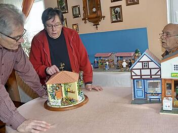 Günther Scheler (l.), Hanni Fischer und Gerwin Eidloth zeigen sich fasziniert und beeindruckt von den Miniaturmärkten von Hanni Fischer aus Burggrub. Daher werden sie die Miniaturwelt in einer Ausstellung im Bergbaumagazin zeigen. Foto: K.- H. Hofmann