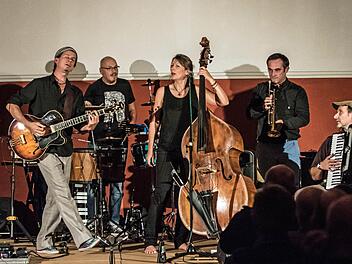 Das Quintett "Fei scho" begeisterte sein Publikum in der Reihe "Cultur im Contakt" in Coburg. Foto: Jochen Berger