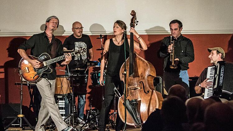 Das Quintett "Fei scho" begeisterte sein Publikum in der Reihe "Cultur im Contakt" in Coburg. Foto: Jochen Berger