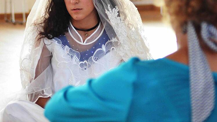 "Zarah" wird für ihre Zwangsehe vorbereitet.