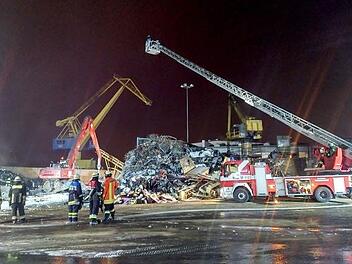 Großeinsatz für die Feuerwehr in Nürnberg: Am Freitagabend hat es im Hafen gebrannt. Foto: NEWS5 / Schwan