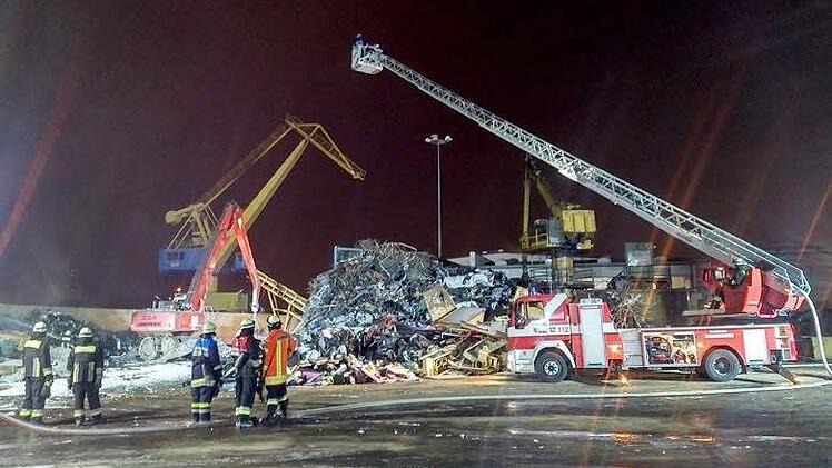 Großeinsatz für die Feuerwehr in Nürnberg: Am Freitagabend hat es im Hafen gebrannt. Foto: NEWS5 / Schwan