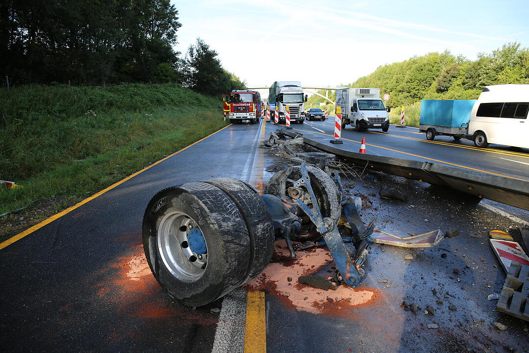 Unfall auf A9: Sattelzug prallt gegen Baustelle