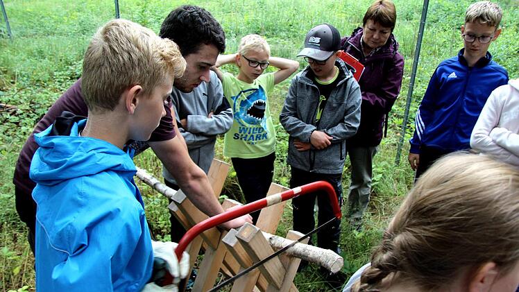 Schüler und Lehrer verbrachten einen Schultag im Wald.   Foto: Richard Sänger