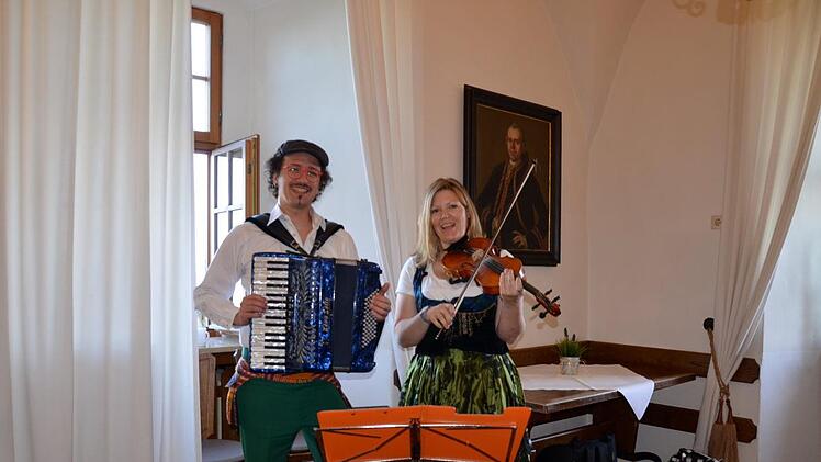 Carolin Pruy-Popp und David Saam von Boxgalopp sorgten  für Stimmung Foto: Renate Spörlein
