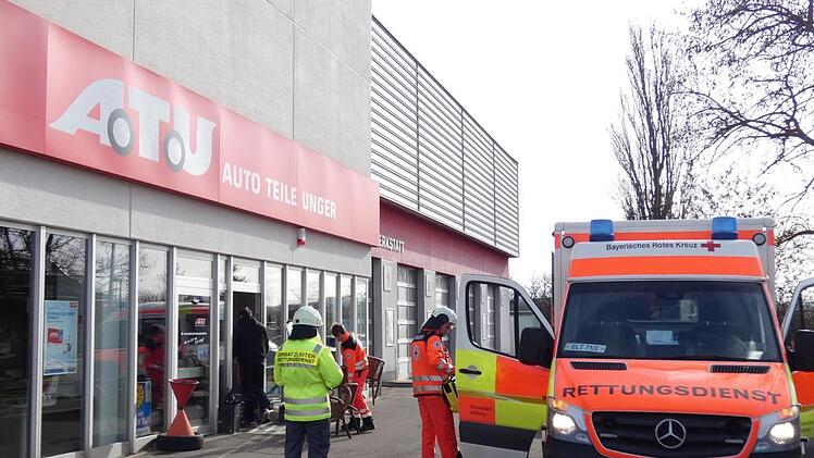 In einer nahe gelegenen Autowerkstatt wurde vom Roten Kreuz  eine Sammelstelle f&uuml;r die evakuierten Personen eingerichtet.