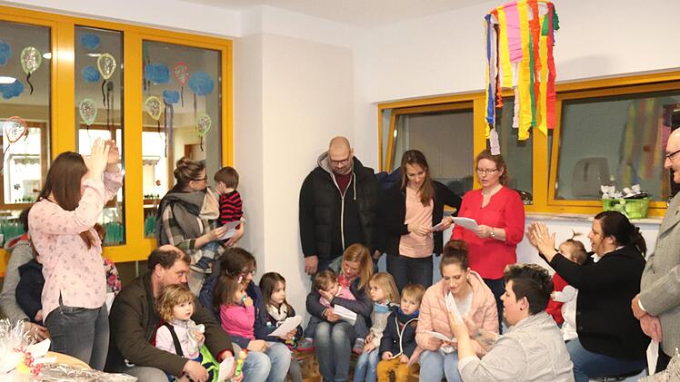 Die Kinder, Eltern und Erzieher singen das Lied vom Hausbau.