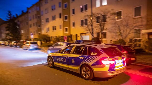Kurz nach dem ersten Messerangriff auf einen Frau fahndete die Polizei mit zahlreichen Einsatzkräften nach dem Täter. Daniel Karmann/dpa