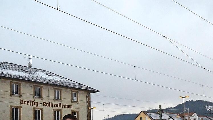 Bürgermeister Stefan Heinlein zeigt sich sehr froh darüber, dass das alte Oberleitungsnetz im Bahnhof erneuert wird.