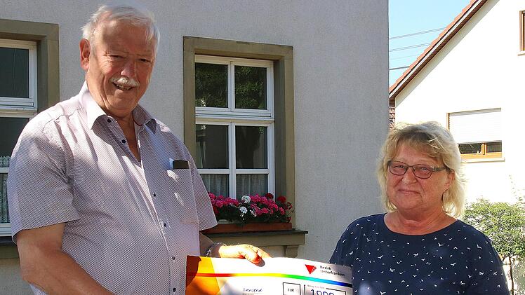 Einen Scheck über 1000 Euro, die der Stadtteil als Sonderpreis bekommen hatte, übergab Ortssprecherin Ulla Müller (rechts) symbolisch an Fridolin Weigand (links). Foto: Dieter Britz