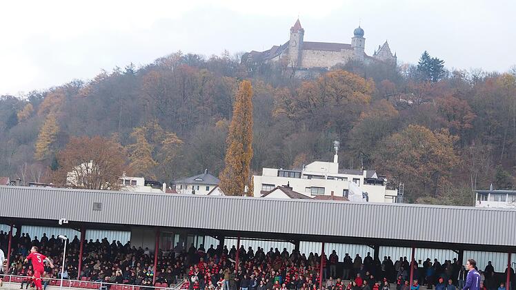 Tolles Panorama, klasse Kulisse. Nur das Ergebnis passte nicht für den FC Fuchsstadt beim Spitzenspiel in Coburg. Foto: Jürgen Schmitt