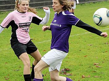 Verena Cranz (TSV Grombühl, rechts) kann den Flankenball der Bibergauerin Christin Apfelbacher  nicht verhindern. Foto: Thomas