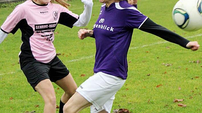 Verena Cranz (TSV Grombühl, rechts) kann den Flankenball der Bibergauerin Christin Apfelbacher  nicht verhindern. Foto: Thomas