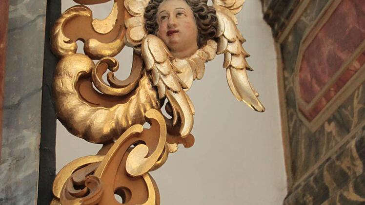 Am Buchauer Altar finden sich außergewöhnlich viele Engel-Darstellungen. Foto: Jürgen Gärtner