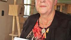 Monika Zeidler mit einem Geburtstagsgruß ihres Bruders.