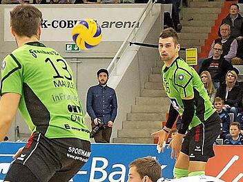 Die VSG am Boden! In Frankfurt war jedenfalls gestern Abend für die Coburger Volleyballer nichts zu holen. Das gastgebende Neulingsteam war in vielen Belangen überlegen und gewann verdient in drei Sätzen. Lediglich im letzten Durchgang zeigten die Vestestädter entschieden Gegenwehr, doch auch da reichte es nicht (29:31). Foto: Albert Höchstädter