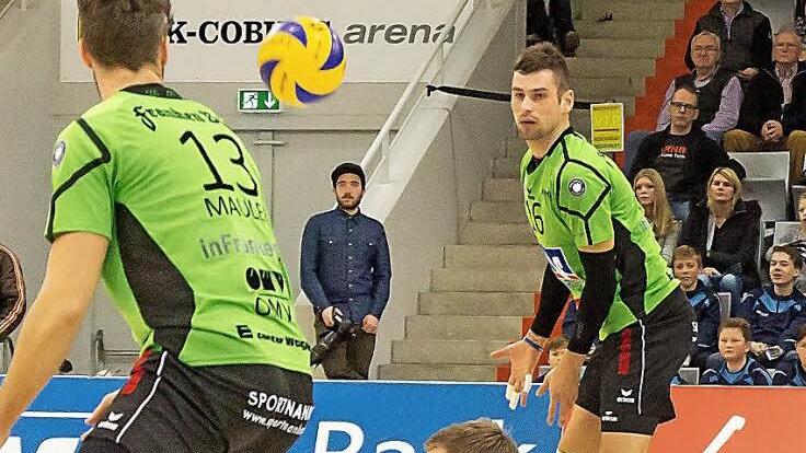 Die VSG am Boden! In Frankfurt war jedenfalls gestern Abend für die Coburger Volleyballer nichts zu holen. Das gastgebende Neulingsteam war in vielen Belangen überlegen und gewann verdient in drei Sätzen. Lediglich im letzten Durchgang zeigten die Vestestädter entschieden Gegenwehr, doch auch da reichte es nicht (29:31). Foto: Albert Höchstädter