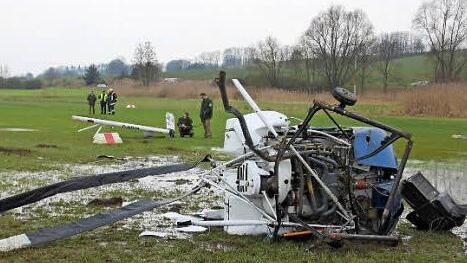 Der demolierte Mini-Hubschrauber am Boden.  Foto: Ralf Kestel