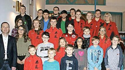 Bei der Sportlerehrung der Stadt Eltmann wuden viele Judoka ausgezeichnet, ebenso die erfolgreichen Sportkegler. Fotos: Sabine Weinbeer
