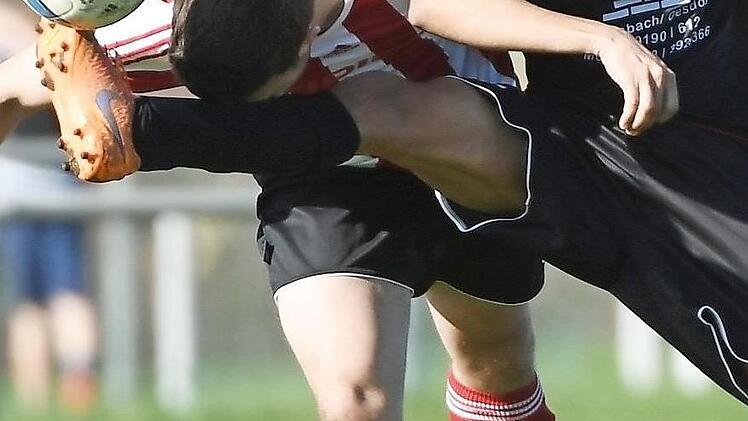 Johannes Leicht (l.) und der SV-DJK Eggolsheim (hier im Spiel gegen Oesdorf) treten am Sonntag um 15 Uhr zum Kreisliga-1-Kellerduell beim 1. FC Burk an.  Foto: Sportfoto Zink