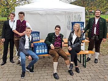 Vertreter der Landjugend Zaubach mit ihren Preisen für den drittschönsten Maibaum Bayerns. Foto: Klaus-Peter Wulf