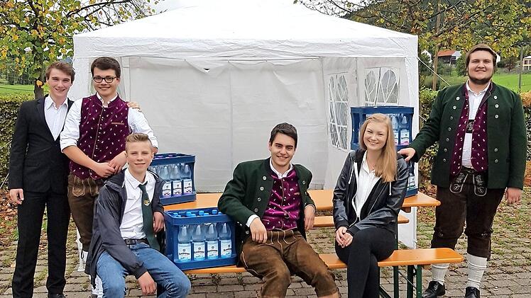 Vertreter der Landjugend Zaubach mit ihren Preisen für den drittschönsten Maibaum Bayerns. Foto: Klaus-Peter Wulf