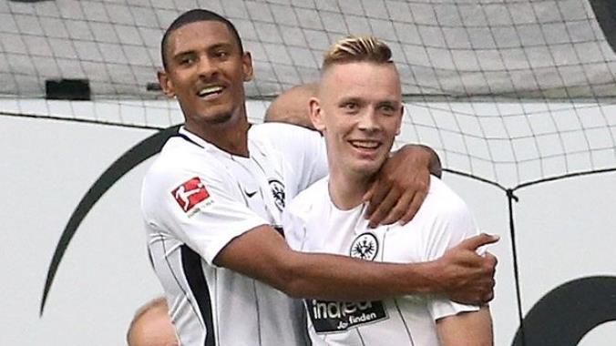 Durchbruch (4): Wolf feiert mit Teamkollege Sébastien Haller sein erstes Bundesliga-Tor.
