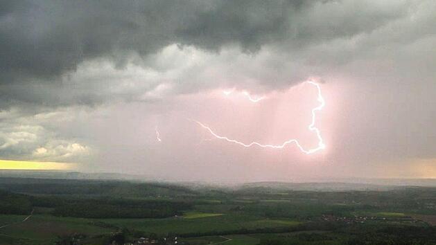 Am Montagabend zogen Gewitter &uuml;ber Teile Frankens. Auch &uuml;ber Bamberg zuckten Blitze.  Foto: NEws5 / Merzbach