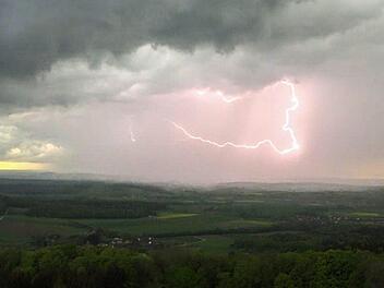 Am Montagabend zogen Gewitter über Teile Frankens. Auch über Bamberg zuckten Blitze.  Foto: NEws5 / Merzbach