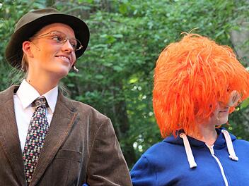 Herr Taschenbier (Johanna Langhoyer) und sein Coburger Sams (Emilia Klötzer) auf der Waldbühne Heldritt. Carolin Herrmann