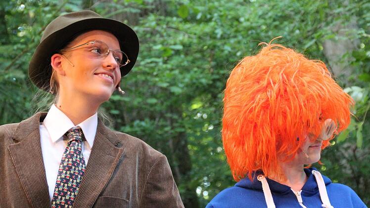 Herr Taschenbier (Johanna Langhoyer) und sein Coburger Sams (Emilia Klötzer) auf der Waldbühne Heldritt. Carolin Herrmann