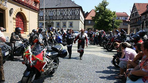 Im Juni 2007 fand eine ungewöhnliche Trauung in Bad Staffelstein statt: Melanie und Joachim Trunk aus Frankfurt feierten eine Motorradhochzeit. In der Stadt geben sich viele Brautpaare von außerhalb das Jawort.