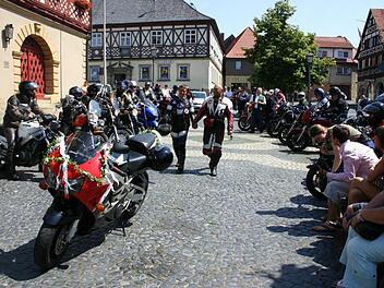Im Juni 2007 fand eine ungewöhnliche Trauung in Bad Staffelstein statt: Melanie und Joachim Trunk aus Frankfurt feierten eine Motorradhochzeit. In der Stadt geben sich viele Brautpaare von außerhalb das Jawort.