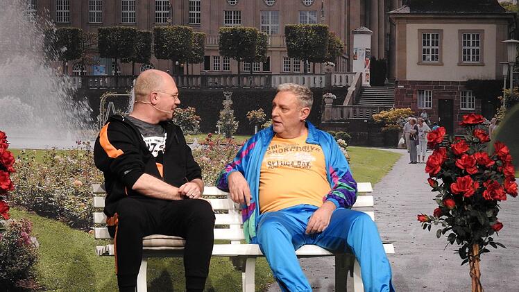 Martin Rassau (links) und Bernhard Ottinger philosophieren vor der Kulisse des Rosengartens über ihre Kurprobleme.  Friedrich Bölian
