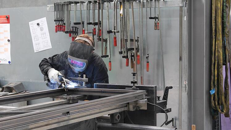 Das Werk der MTZ Metalltechnik Zitzmann GmbH ist Profi f&uuml;r Alu- und Stahlelemente und liegt im interkommunalen Gewerbepark A 71 Oerlenbach-Poppenhausen.  Die Botschafter des Oberen Werntals trafen sich dort zu einer Betriebsf&uuml;hrung.Eva Braksiek