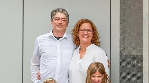 Vierfacher Stolz auf ein schönes Zuhause: Michael Bender und Miriam Lebok mit ihren Töchtern (v. l.) Flora und Greta. Foto: Philipp Schmidt