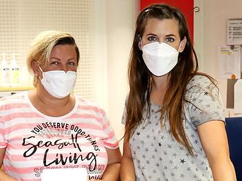 Katja Ullrich (r.) übergab die Spenden an Susanne Eckstein. Foto: Blum
