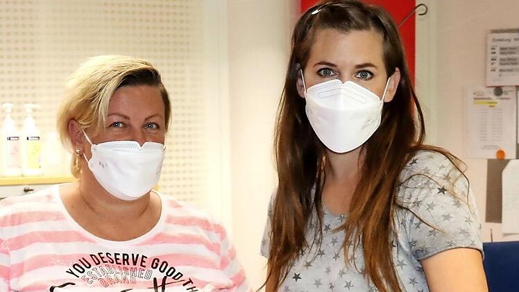 Katja Ullrich (r.) übergab die Spenden an Susanne Eckstein. Foto: Blum