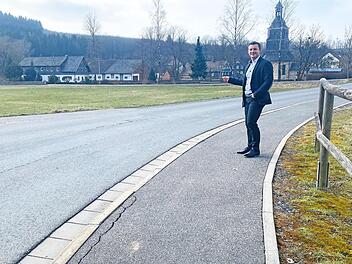 Hier am Ortseingang Welitsch sollen fünf Bäume über den Landschaftspflegeverband Frankenwald gepflanzt werden und die Landschaft verschönern. Bürgermeister Stefan Heinlein freut sich schon heute über eine weitere Begrünung.