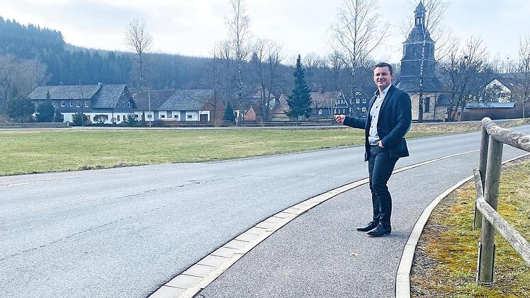 Hier am Ortseingang Welitsch sollen fünf Bäume über den Landschaftspflegeverband Frankenwald gepflanzt werden und die Landschaft verschönern. Bürgermeister Stefan Heinlein freut sich schon heute über eine weitere Begrünung.