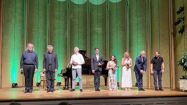 Von links: Steffen Schleiermacher, Axel Bauni, Dietrich Henschel, Julian Freibott, Sarah Aristidou, Sarah Maria Sun, Jan Philip Schulze und Márton Illés.