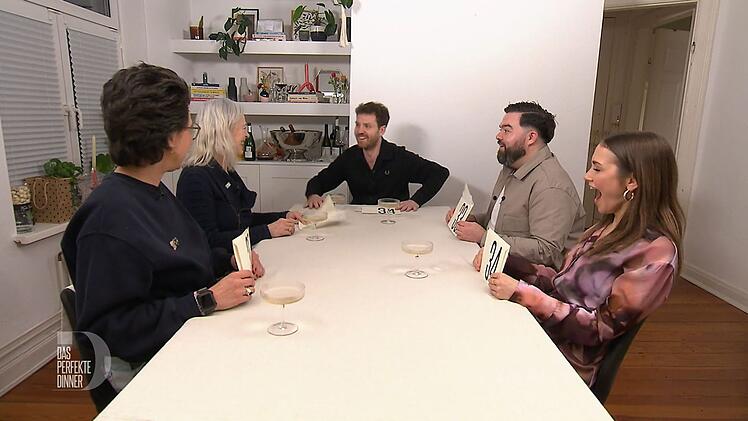 Herzlichen Glückwunsch! Mit 36 Punkten gewinnt Heike (Zweite von links) "Das perfekte Dinner" in Hamburg.