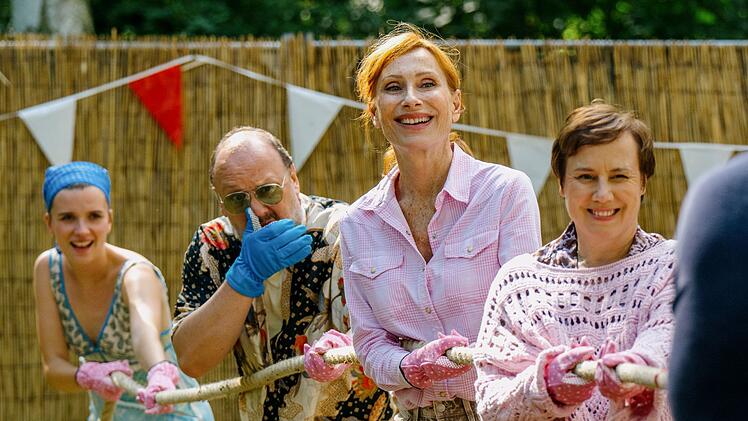 Wenn sie nur immer so an einem Strang ziehen w&uuml;rden: Gundula (Andrea Sawatzki, zweite von rechts) und ihre Schw&auml;gerin Rose (Eva L&ouml;bau, rechts) machen bei einem Fest auf dem Campingplatz mit.