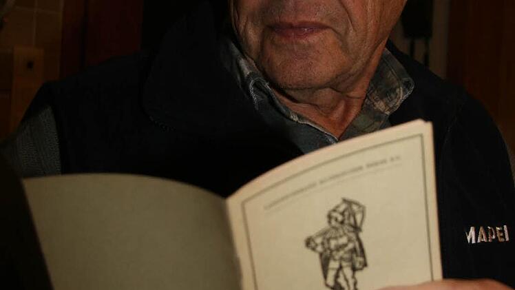 Den Mitgliedsausweis aus dem Jahr 1972 hält Karl Fischer in Ehren,