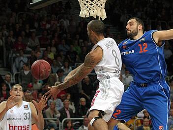 Zack Wright springt unter dem Korb am Weißenfelser Djordje Pantelic (r.) vorbei und passt den Ball zu Maik Zirbes (l.). Foto: sportpress