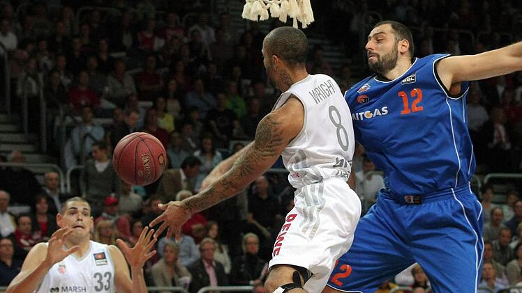 Zack Wright springt unter dem Korb am Weißenfelser Djordje Pantelic (r.) vorbei und passt den Ball zu Maik Zirbes (l.). Foto: sportpress